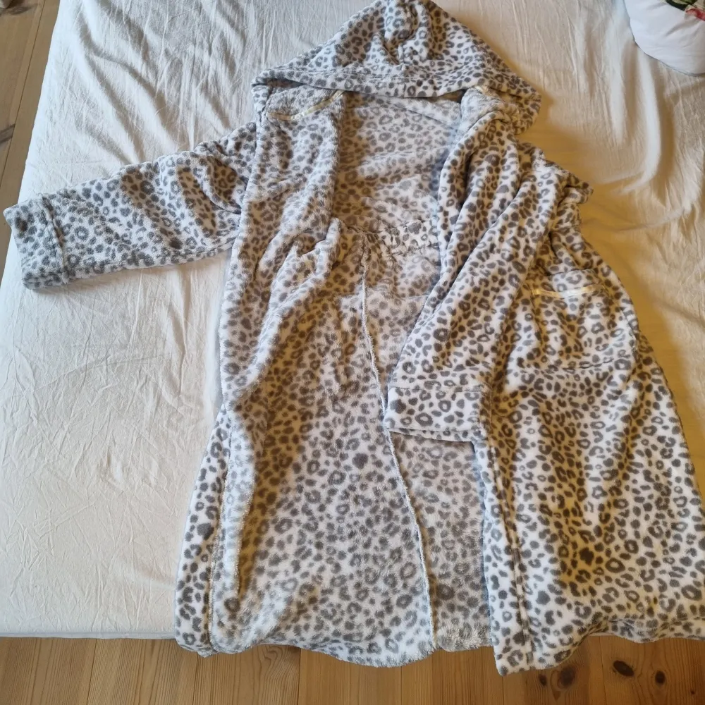Leopardmönstrad morgonrock/badrock för barn i storlek 158/164.. Övrigt.