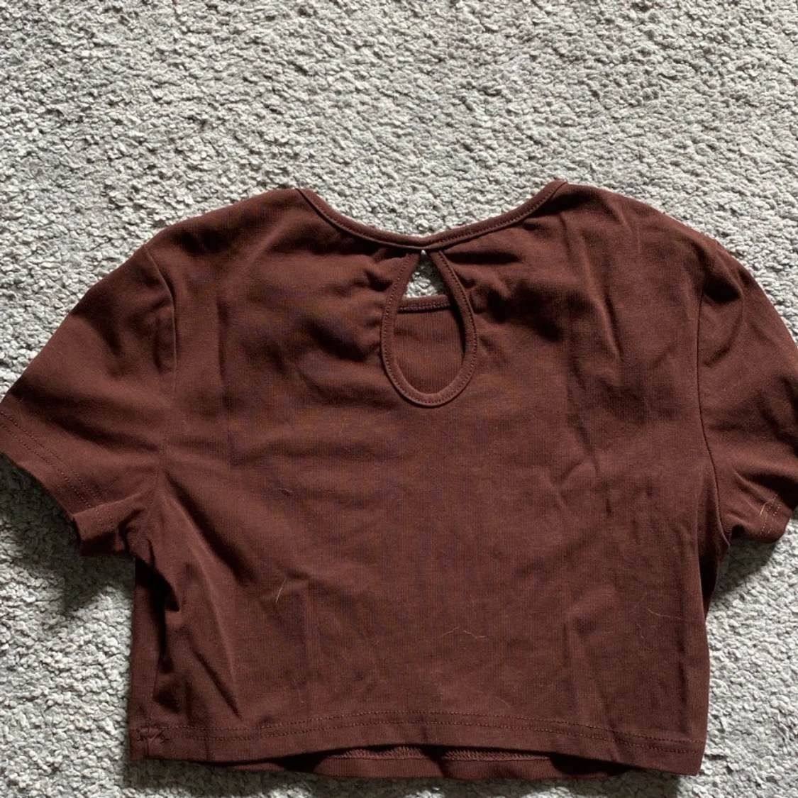 Brun kort och tajt t-shirt  - 90