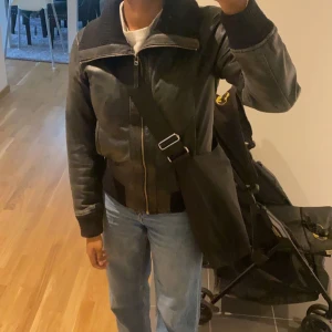 Snygg svart läderjacka  - Svart fodrad läderjacka💓 Superfin och perfekt nu till hösten! Från rockandblue