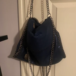 Stella McCartney inspirerad väska  - Säljer min kedjeväska som är väldigt lik Stella McCartney, en superfin marin blå färg och är lite skimrig/glittrig,  har små fack inuti och bra förvaring! 