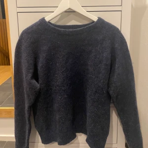 Stickad tröja  - Stickad Carin Wester tröja, marinblå. Sällan andvänd därav säljer! 💙🍂