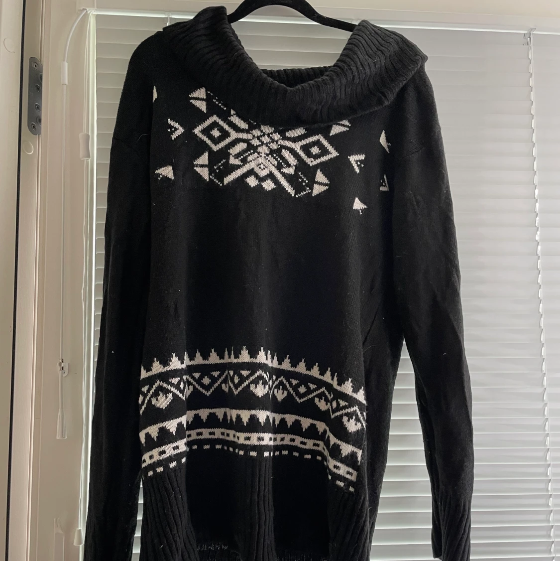 Stickad lång tröja med krage i storlek L