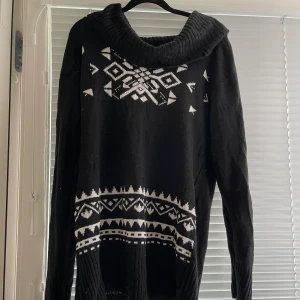 Stickad lång tröja med krage i storlek L - Väldigt mysig tröja som är stretchig. Stor för sin storlek och täcker rumpan när man har på sig den.   Jag har katt och kanin!