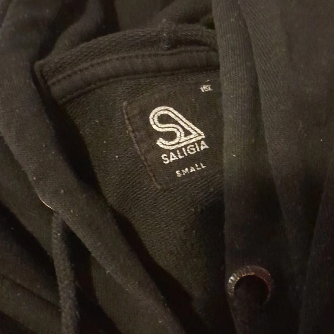 Enkel hoodie med tryck på framsidan.  - 90