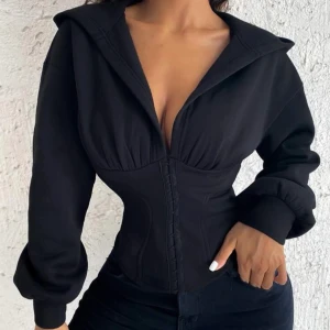 Kofta - Svart helt oanvänd ” korsett kofta ” från Shein i storlek S. Drar in midjan väldigt mycket men var tyvärr för liten för mig. Original påse medföljer. Köpt för 149kr. 