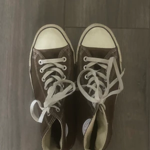 Bruna converse  - Såljer dessa jätte snygga converse för de är förstora. Köpte utan att veta storleken. Dem är i bra skick utan några slitningar i tyget eller missfärgningar. Köparen står för frakt😚 kontakta vid frågor mm👌🏽