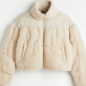 Fluff Jacka i Pile - Har denna slutsålda jacka i både XS och M då de inte passar mig. Prislapparna kvar.