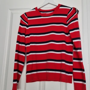 Tröja - En fin tröja från Bondelid. Använd ett par gånger men har nu bara varit upphäng utan att användas. Har bra passform sitter inte för taight, passar bra nu till hösten.  OBS! Frakten ingår i priset 