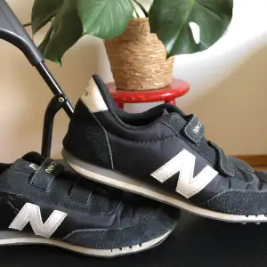 New Balance i modell 410 med kardborreband.  De är i använt men fint skick! 👟 