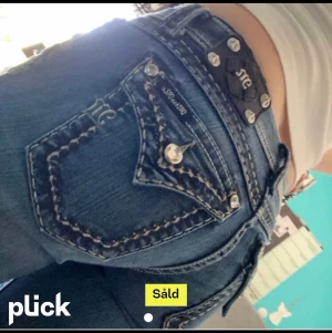 MISS ME JEANS - Säljer nu mina miss me jeans då jag behöver pengar! Dem är i nyskick och har absolut inga defekter! De står att dem är straight men dem har en lite mer utsvängning längst ned. Kontakta mig om du är intresserad💕