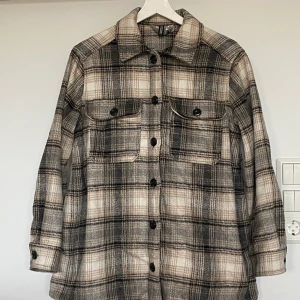 Skortjacka - Skjortjacka i filtmaterial. Stl XS M, använd en vår. 