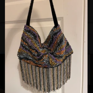 Zara axelremsväska  - Väska från zara som inte går att köpa längre 💕 säljer den för att den inte kommer till någon användning. Ord pris 399!  Köparen står för frakten! Skriv privat om du har några funderingar 💕 Köp direkt: 220 