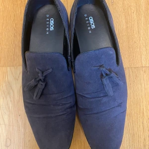 Tassel Loafers - Mörkblå tassel loafers endast använda 2 gånger.  Storlek 43 men relativt liten i storleken.  
