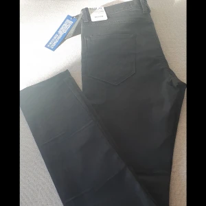 Byxor  - Byxor, stl. 46 (S), Herr 900 kr Replay  HYPERFLEX  BLACK STRETCH DENIM  W30 L 32 
