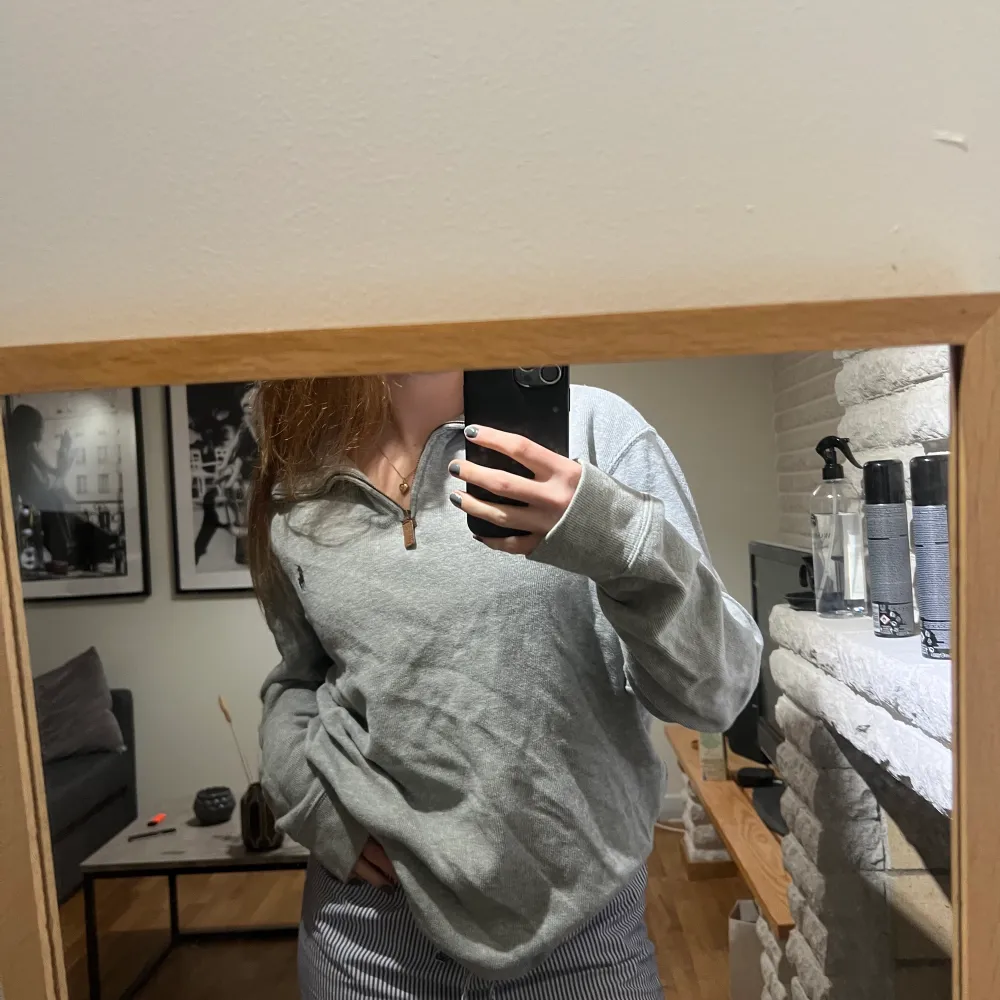 Säljer denna Half-zip tröjan ifrån Ralph Lauren som är i herrstorlek M. Passa allt ifrån XS-L beroende på hur man vill att den ska sitta! Priset kan diskuteras! Frakten tilllommer💗. Tröjor & Koftor.