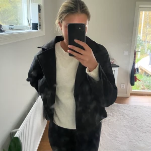 Kappa  - Säljer denna fina korta kappan, den är oanvänd och endast testad, säljer för att den är för liten. Köpt direkt för 400kr💞💞