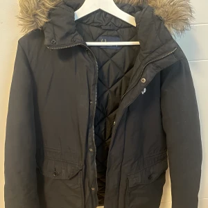 Fred Perry vinterjacka - Säljer nu min fred Perry vinterjacka då jag har växt ur den. Använd fåtal gånger och bär storleken S men den är stor i storleken. Köpt för 2499kr!