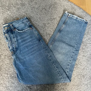 Jeans från ginatricot  - Ett par los wasit jeans i storlek 34-36. Nyskick. Med lite mörkare blå färg. 