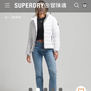 Superdry  - Vit vinterjacka från superdry, köptes för 1000kr, säljer för 400❤️ Storlek S
