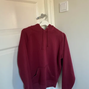 Vinröd Hoodie BikBok - Vinröd Hoodie från bikbok som passar perfekt nu till jul / höst ’ lite nopprig i skicket ❤️ tryck it på köp knappen 