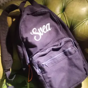 Mörkblå ryggsäck från Svea, rymlig och snygg. Använt men fint skick, inget att anmärka på. Rejält canvastyg. Bra dragkedjor. 50 kr plus ev frakt 💙