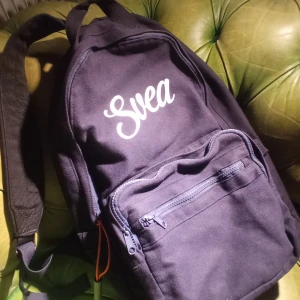 Svea ryggsäck  - Mörkblå ryggsäck från Svea, rymlig och snygg. Använt men fint skick, inget att anmärka på. Rejält canvastyg. Bra dragkedjor. 50 kr plus ev frakt 💙