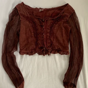 Blus - Super fin lite älvaktig blus! Man kan ha den till kostym på halloween eller till coola hippie outfits! Jag tycker att den är lite kort på mig och det är därför jag säljer den! Den är köpt secondhand