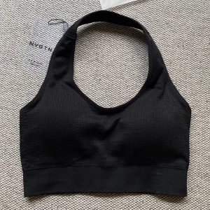 Nvgtn  - Nvgtn Ribbed Seamless Halter Bra i färgen svart, storlek XS. Helt ny, endast testad, tagglappen kvar. Köparen står för frakten 