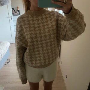 Stickad tröja - Säljer denna fina tröja från hm, köptes för kanske 2 år sen och har därmed blivit lite nopprig!