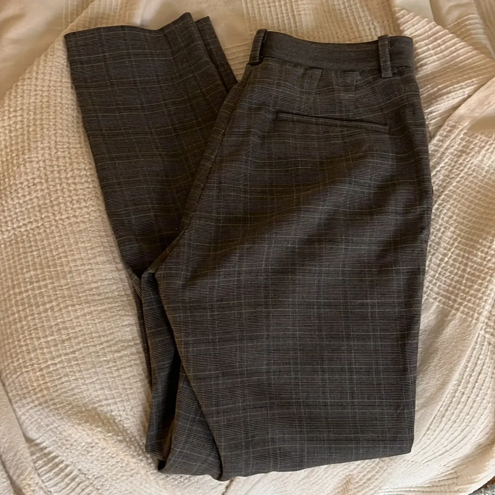 Grå Uniqlo-slacks / kostymbyxor med fin passform, knappt använda då de är lite små för mig. Stretchig resår i midjan.  XS 60,5 - 63,5 cm midjemått 🖤🖤🖤. Jeans & Byxor.