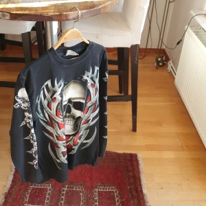 Devilik tröja  - I mycket bra skick och passar till båda kön passar xs_ m.Ny pris 599