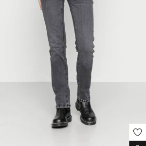 Pepe jeans - Jätte fina pepe jeans som jag köpte i somras, säljer pågrund av att jag inte får någon användning av de. De är i bra skick men jag har sprettat upp sömmen längst ner så de skulle bli längre och gjort en slits som en fin detalj. Kom priv för bild osv 
