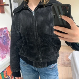 Jacka - Supercool retro manchesterjacka! Köpt på pop Stockholm, har några små defekter inuti den men ingenting man ser när man har på sig den! Väldigt varm så fungerar bra som vinterjacka!  Köpt för 500kr!