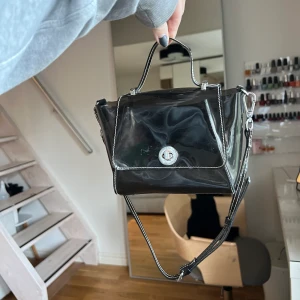 Svart färgad genomskinlig väska - Från zara, inga tecken på slitning eller liknande! Snygg men inte min stil längre🫶