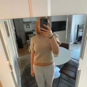 Tröja med puffärmar NA-KD  - Beige stickad topp med puffärmar från NA-KD, sparsamt använd. Str M men sitter som S