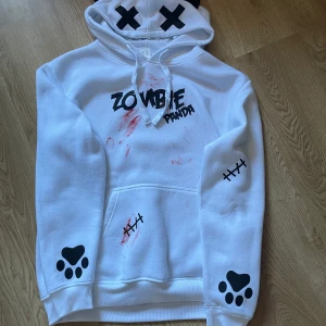 Panda hoodie - RESERVERAD!!! Säljer då jag inte använder den längre🤍Den är i storlek L men passa nog en M bättre🖤Tjockt material som är mjukt inuti🤍Inga defekter va jag ser🖤Märket Tecnica plus🤍SPÅRBAR FRAKT 