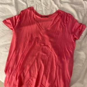 Super duper fin rosa t-shirt från Zara. Använd några gånger men ser ut som ny💖