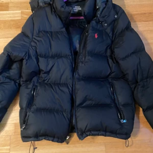 Ralph Lauren Jacka - Inte såld än! Säljer min ralph lauren jacka eftersom den inte kommer till användning längre, den är i bra skick då jag använt den ett få tal gånger.  Köpt för 5000. Priset kan diskuteras 