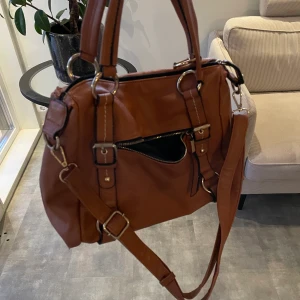 Brun väska  - En brun ball väska💞