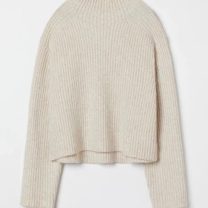 Ribbstickad polotröja från H&M - storlek L - Ribbstickad tröja i ljus beigemelerad som var köpt på H&M, just nu är den slut sålt på H&M Säljs den eftersom den är för stor för mig   En jätte fin och skön kvalitet som värmer under kylan