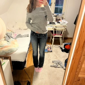 Stickad off the shoulder tröja! - Jättefin grå stickad off the shoulder.