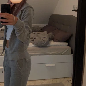 Juicy sett - Säljer mitt juicy couture sett i storlek xxs/xs. Byxorna är i xxs och tröjan i xs! Använt men fint skick. Kan tänka mig att byta mot ett annat sett. Hör av er för fler bilder och info🥰