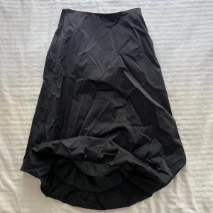 Puffer parachute skirt - Storlek XS. (34) Köpte tidigt 2000-tal. Mycket bra skick. Kan tyvärr inte skicka bild på hur den ser ut på mig eftersom den är för liten för mig. Möts i stockholm eller fraktar 🖤