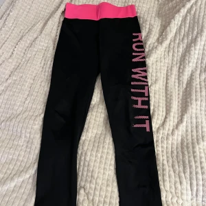 Träningsbyxa från NIKE - Finns lite slitage där texten står på benet men annars superfina