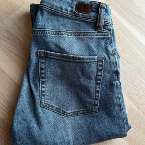 Boomerang jeans modell Elsa stl 25/30 - Säljer ett par Boomerang jeans modell Elsa i srl 25/30. Normal waist och slimmade ben.   Sköna jeans som endast är använda 1 gång då dom tyvärr är för små!   Pris 200:- + porto 66:- skicka lätt postnord 