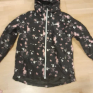 barn jacka i svart och blommor - jag säljer en svart barn jacka från stadium (är väldigt varm) i bra skick har inte använts så många gånger.