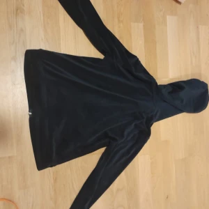 gina tricot kofta - säljer en gina tricot kofta, i marinblå/mörkblå färg.