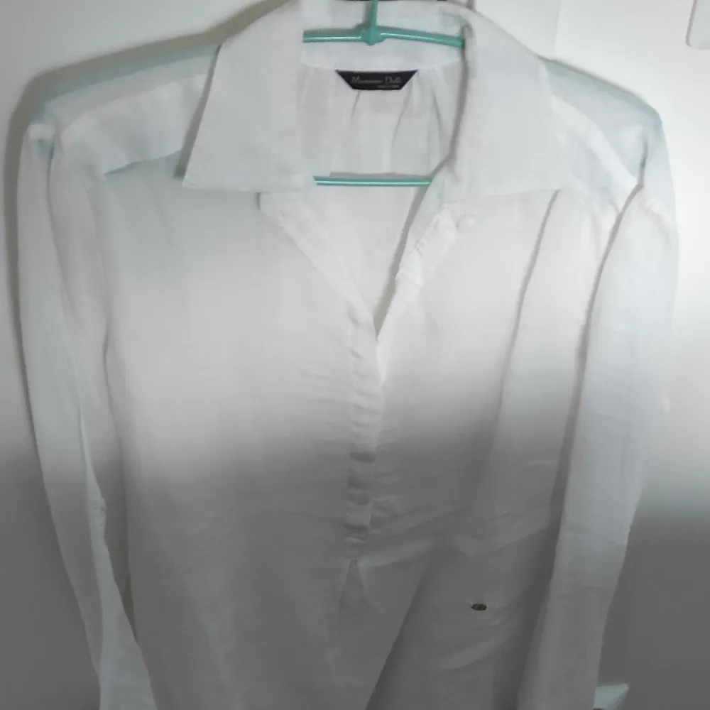 Snygg vit skjorta från Massimo Dutti.. T-shirts.