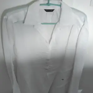 Snygg vit skjorta från Massimo Dutti.
