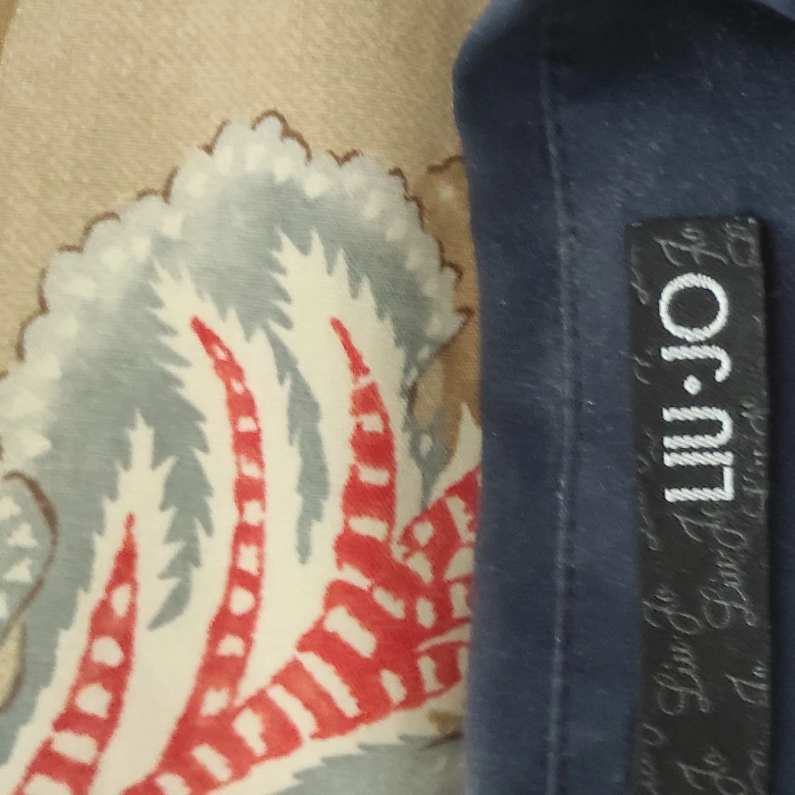 Mörk blå skjorta  - 91